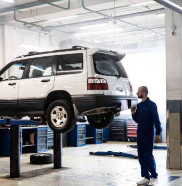Jak dbać o zawieszenie pneumatyczne w SUV-ach premium: praktyczny poradnik dla kierowców Mechanik sprawdzający podniesionego SUV-a w nowoczesnym warsztacie