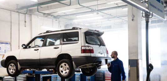 Jak dbać o zawieszenie pneumatyczne w SUV-ach premium: praktyczny poradnik dla kierowców Mechanik sprawdzający podniesionego SUV-a w nowoczesnym warsztacie